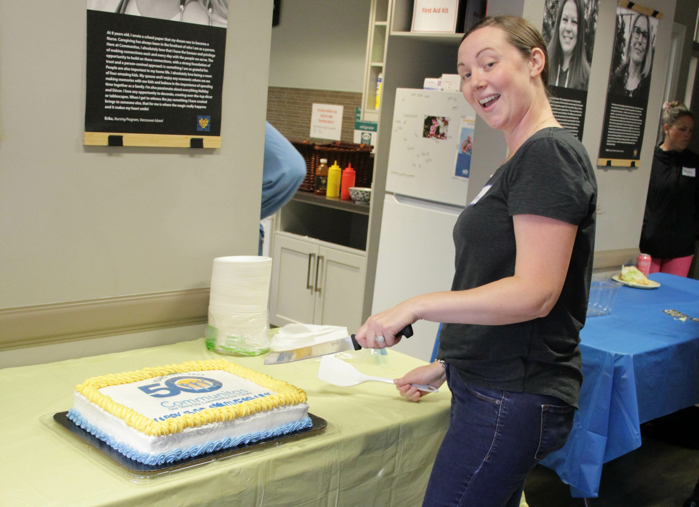 Lindsay Cuts The Cake